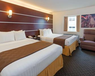 Days Inn & Suites by Wyndham Milwaukee - Milwaukee - Bedroom