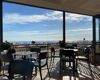 Hotel Spiaggia D'oro - Marotta - Varanda