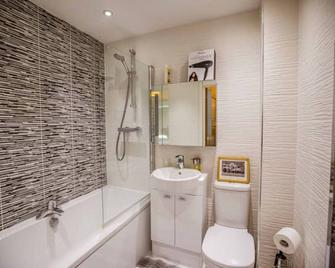 2 Bedroom 2 Bathroom Alban Court Comfy Suite - Hatfield - Bathroom