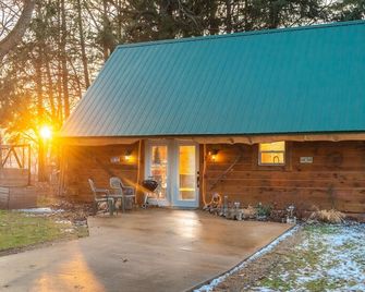 Bonnie's Private City Cabin-Madison's Only Log Cabin Rental - Madison - Building