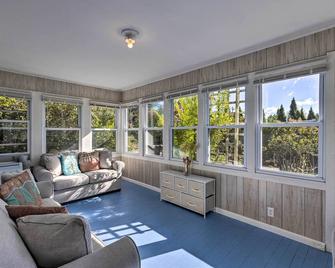 Near Wineries Historic North Fork Farmhouse! - Cutchogue - Living room
