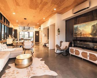 Pet-Friendly, Hot Tub & Sauna Caveb Lakeside Luxury Spa Retreat By The Gorge - Quincy - Вітальня