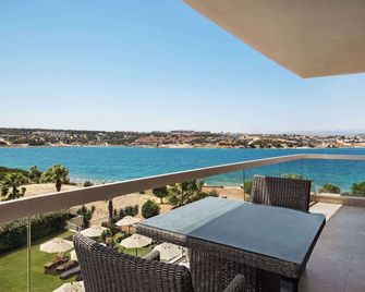 La Quinta by Wyndham Cesme - צזמה - מרפסת