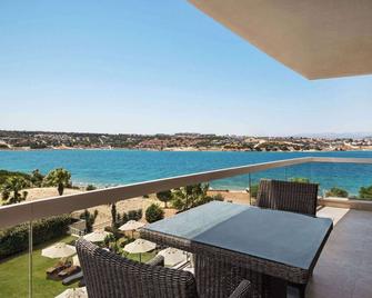 La Quinta By Wyndham Cesme - Cesme - Balcony