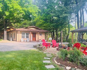 Perfect private and secure 2-bedroom cottage in beautiful Arden, NC - Arden - Patio