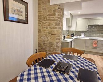 Stylish 2-Bed House in Stamford Town Centre - Stamford - Eetruimte