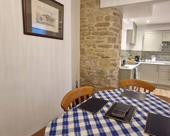 Stylish 2-Bed House in Stamford Town Centre - Stamford - Jídelna