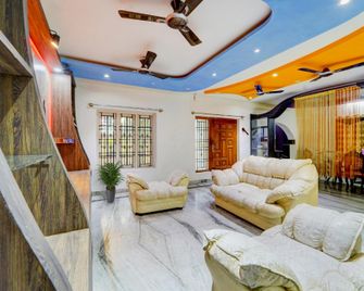 OYO Flagship Queens Palace - Padappai - Living room