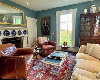 1840's Whaling Captain's Farm Estate, 6-10 guests - Chester - Sala de estar