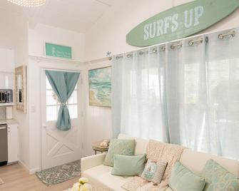 Seaside Cottage - San Clemente - Living room
