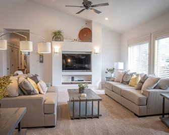 30 minutes from Park City- Hot tub, Theater Room, Sleeps 16 - Heber City - Sala de estar
