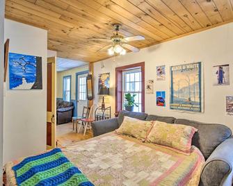 Quaint and Cozy Apartment 12 Mi to Ski Slopes - Rumford - Habitación
