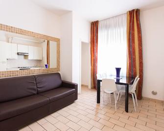 Large Two-Room Apartment In Rimini Near The Sea - Bellariva - Sala de estar