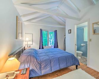 Couples Getaway Near Beaches Northport Cottage - Northport - Bedroom