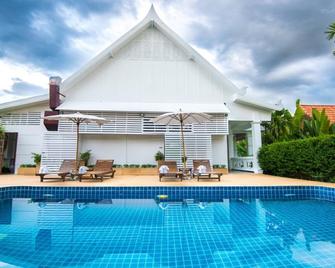 E-outfitting Boutique Chiang Mai - Chiang Mai - Uima-allas