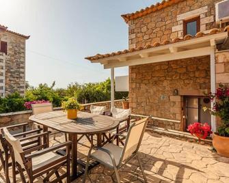 Mani's Aura Seaside-Enchanting Stone Gem - Agios Dimitrios - Patio