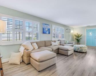 Downtown Beach Cottage - Heated Pool - Stuart - Huiskamer