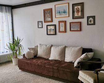 Cozy terraced vacation home with wood-burning fireplace - Bernau im Schwarzwald - Living room