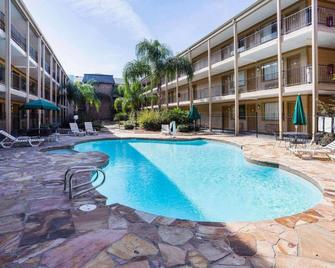 Red roof Inn Kenner - New Orleans Airport NE - Kenner - Piscina