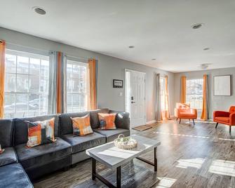 Luxury 4 bed King Suite! Mins to Towson! - Baltimore - Living room
