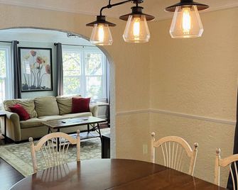 State Street Cottage, Suite 2 - Pullman - Essbereich