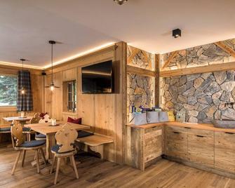 Apartment 'Waidacherhof Wiese' with Mountain View, Balcony & Wi-Fi - Braies - Dining room