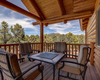 Spacious 4BR Cabin near Zion · Stargazing Deck, Trails, Pool Table & Family Fun - Orderville - Balcón
