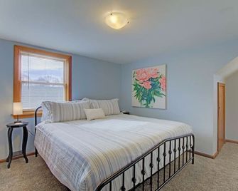 Spacious King Suite near Hall of Fame/Hwy/Airport - North Canton - Bedroom