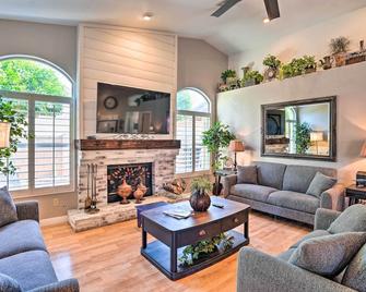 Elegant Peoria Home Pool, Putting Green, Fire Pit - Peoria - Living room