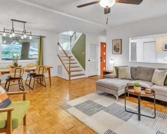 Vintage 4BR Retreat with Game Room & Fire Pit - Taylors - Living room