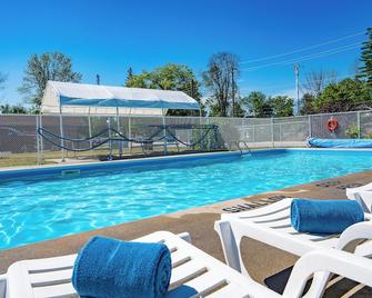 Beach Club by Beach1 Motel - Wasaga Beach - Pool