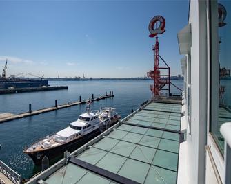 Coast Lonsdale Quay Hotel - North Vancouver - Balcony