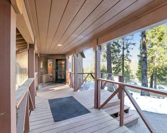 Sierra Nevada Cabin: Arcade, Sauna &Jacuzzi - Shaver Lake - Balcón