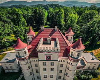 Palac Wojanow - Jelenia Góra - Budynek