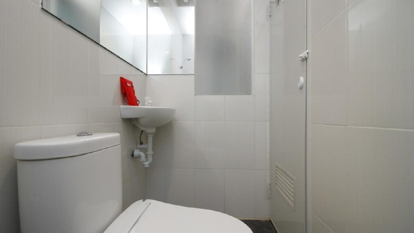 RedDoorz Plus near Plaza Indonesia