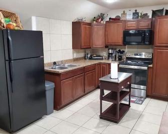 Luxurious 2 Bdrm Garage Apartment - Convenient 2 Downtown Houston - Pearland - Kitchen