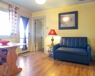 Pet Friendly Apartment Downtown! (Fisherman) - Friday Harbor - Living room