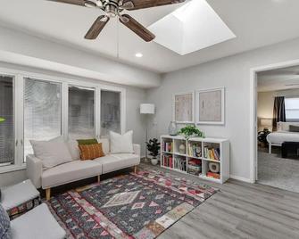 Candleridge Casa - Newly Remodeled 4-Bd Hidden Gem - Benbrook - Living room