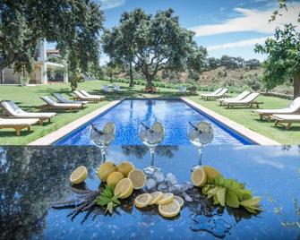 The Lodge is set in the beautiful Andalusia’s Serrania de Ronda - Ronda - Piscina