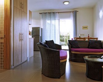 Villa Alexis Self-Catering - Trou Aux Biches - Wohnzimmer