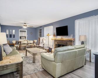 Fireplace, close to the beaches of Lake Michigan, Downtown Muskegon & more! - Muskegon - Living room