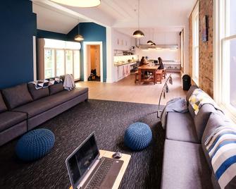 Haka Lodge Auckland - Auckland - Living room