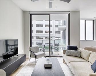 Sunny Downtown Fort Lauderdale Studio w/ W/D, Pool & Gym, by Blueground - Fort Lauderdale - Living room