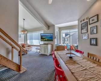 2br+ Loft Centrally Located Kirkwood Great Value 2 Bedroom Condo by RedAwning - Kirkwood - Comedor