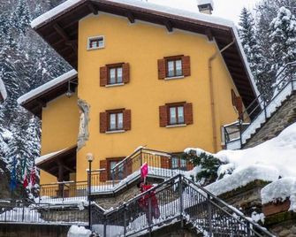 Valdigiust - Campodolcino - Gebäude