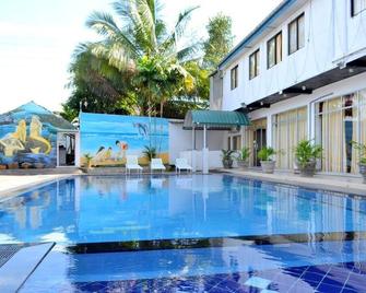 Home Feel Hotel - Gampaha - Zwembad