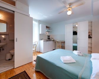 ميرا سي فرونت جيست هاوس - كوميزا - غرفة نوم