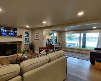 New - Renovated Cottage On Beautiful Bills Lake - Newaygo - Sala de estar