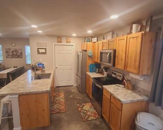 Bed & Breakfast Nook Fenced Yard Hot Tub Heated Floors Pet Friendly - Saint Regis - Kitchen