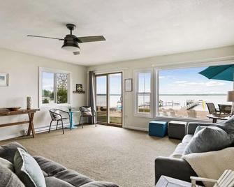 The Beach House on Shell Lake - Shell Lake - Living room